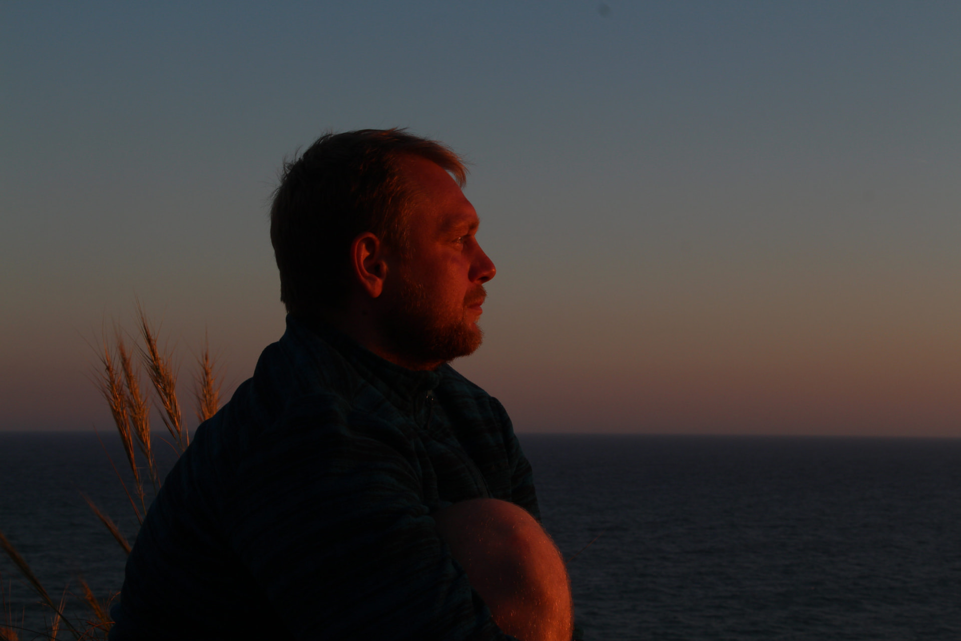 Eduard Hein am Meer im Abendlicht, in Gedanken versunken