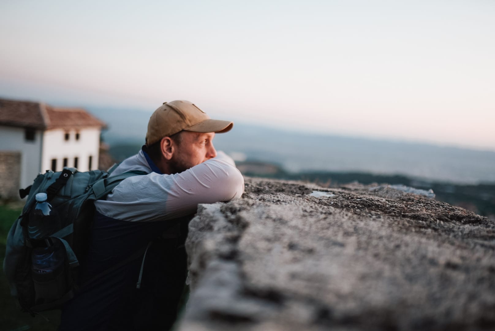Eduard Hein blickt über eine Mauer in die Weite